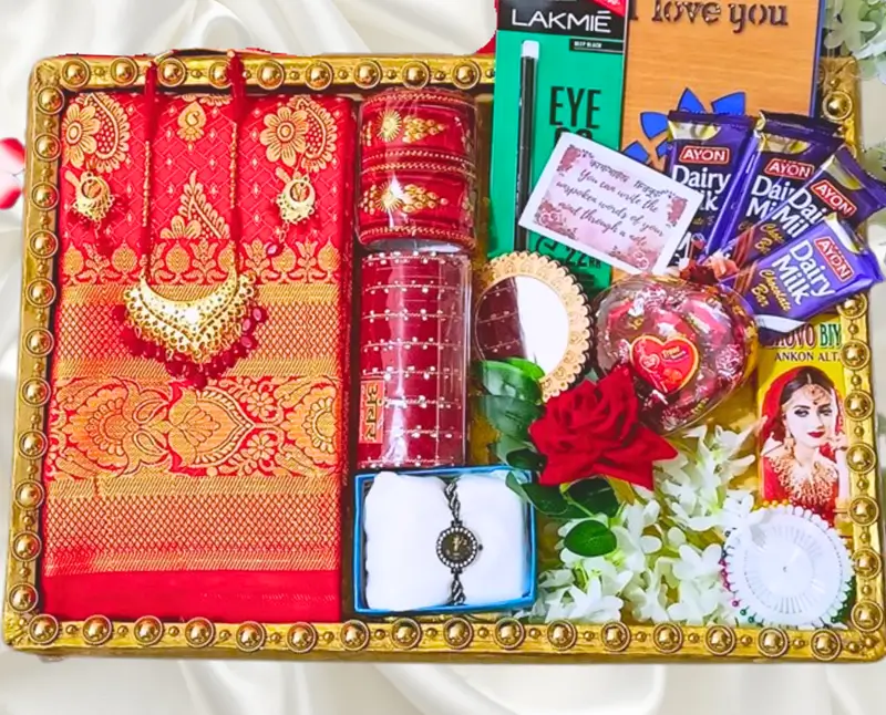 লাল কাতান বেনারশি শাড়ি